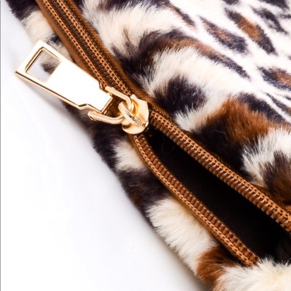 LAST1♥️Vegan Leopard Fur 🐆 Animal Print Wristlet - Picture 2 of 8
